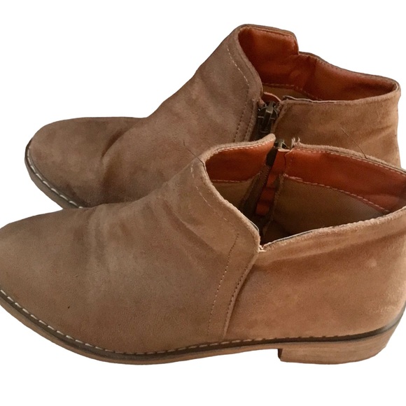 EUC by Cisco Kids tan Boots By Seven. Low-cut bootie that zips on the side. - Picture 2 of 7